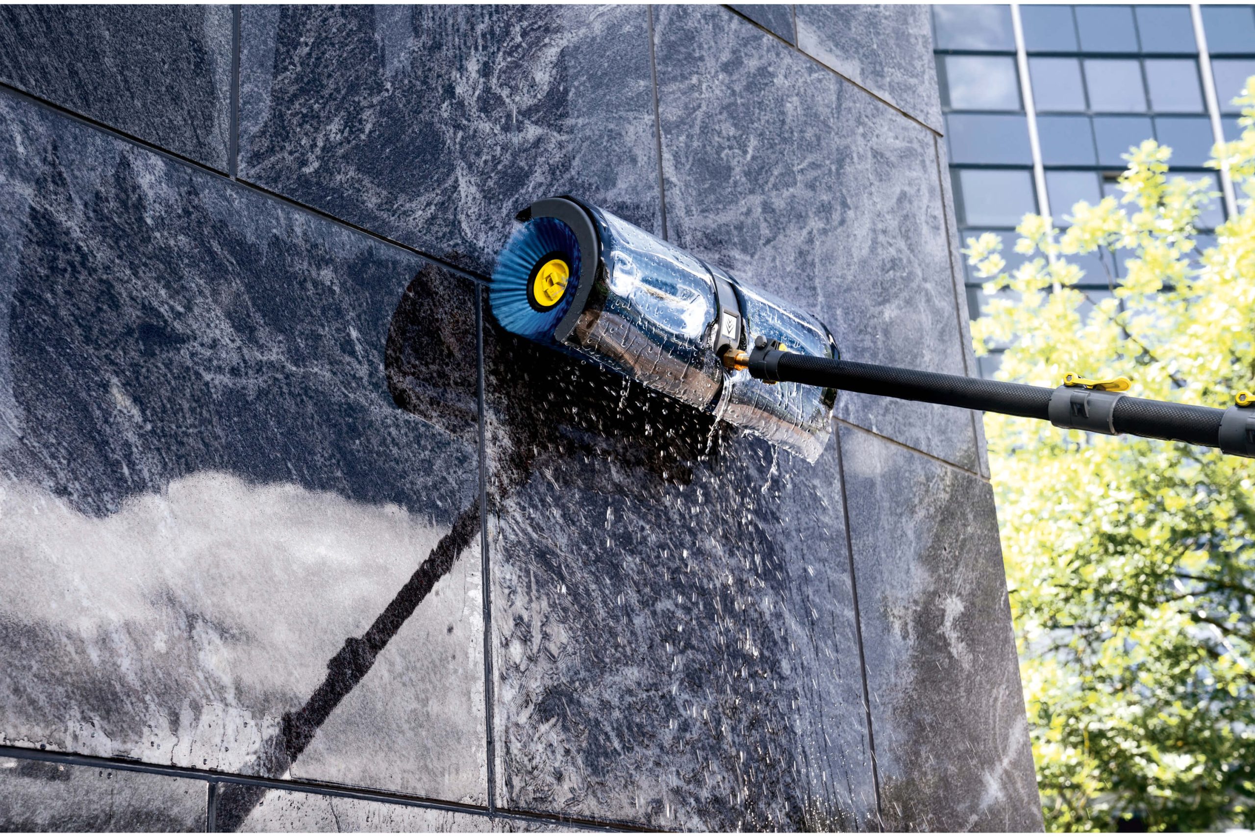 Roller_brush_bsc_caretaker_app_02_CI15_2000x3000px_3000x2000px Application Image